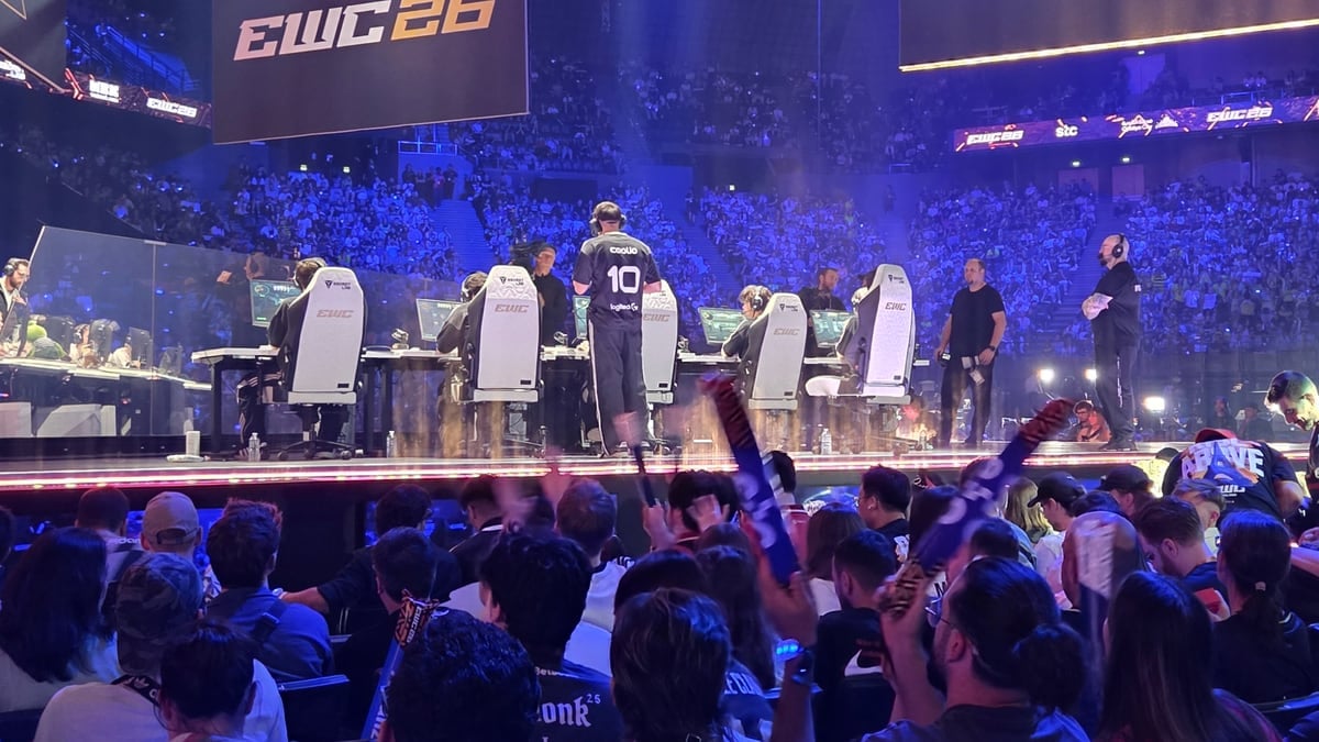 De grand final op de speelvloer van de Accor Arena, met de spelersstations en het publiek