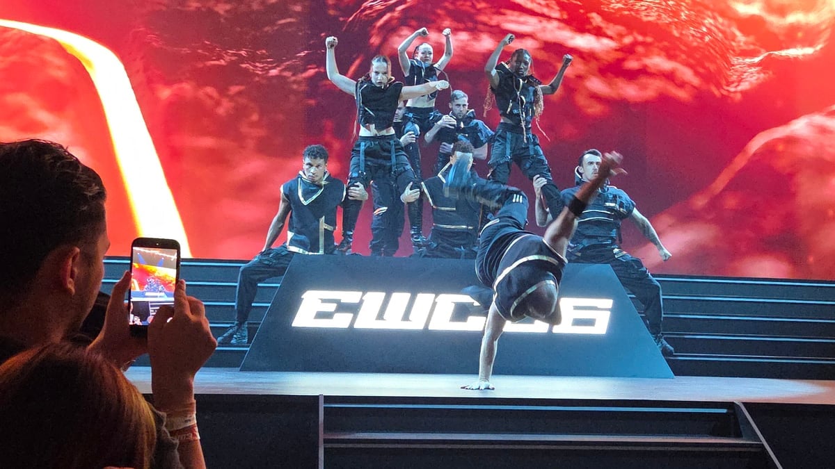 Dansers op het EWC26-podium in de Accor Arena, kort voor de start van de grand final