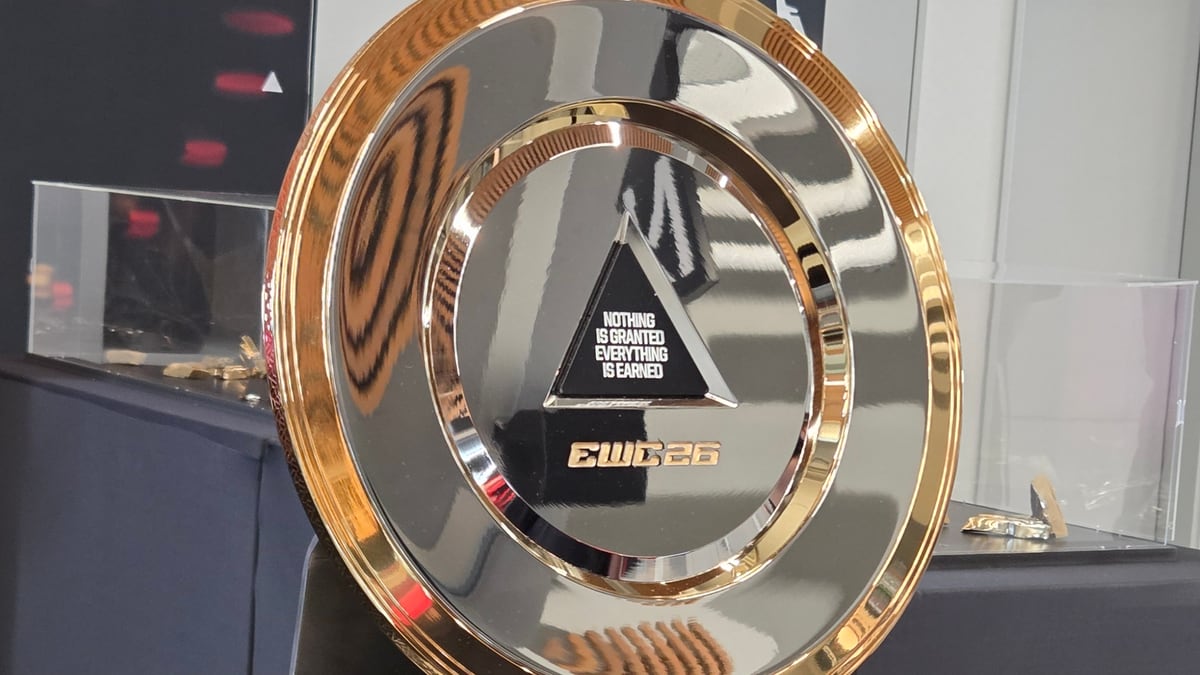De trofee van de Esports World Cup 2026, met de gravure Nothing is granted, everything is earned