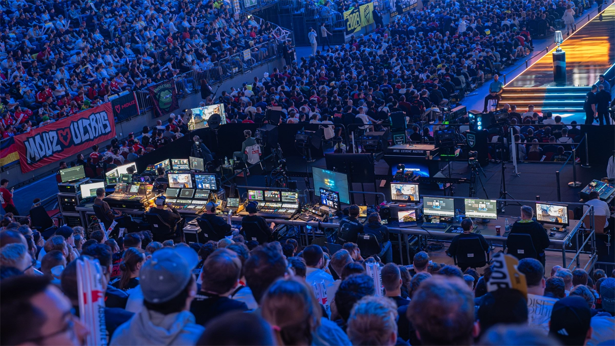 Het IEM productie team van het toernooi aan het werk in de arena