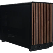 ALTERNATE Gamer Casual pc met compact zwart behuizing en donkere houten latjes