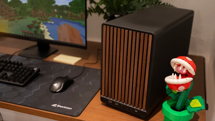 ALTERNATE Gamer Casual pc op gamingbureau met Minecraft op het scherm