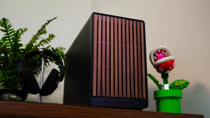 ALTERNATE Gamer Casual pc op plank met koptelefoon, zijaanzicht