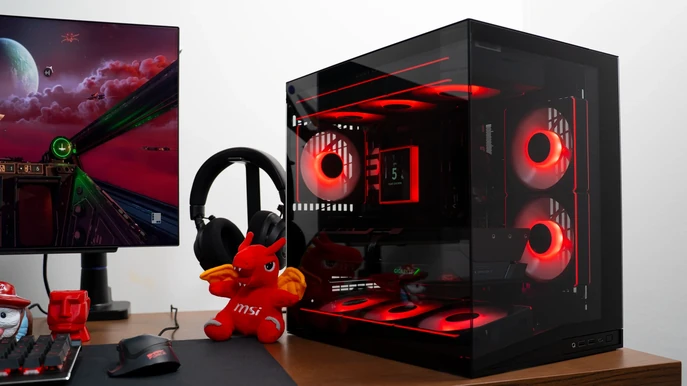 ALTERNATE Gamer Pro pc met rode RGB-verlichting op gamingbureau met headset