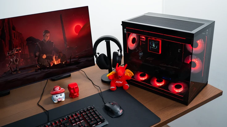 ALTERNATE Gamer Pro gaming setup met rode LED-verlichting en game op scherm