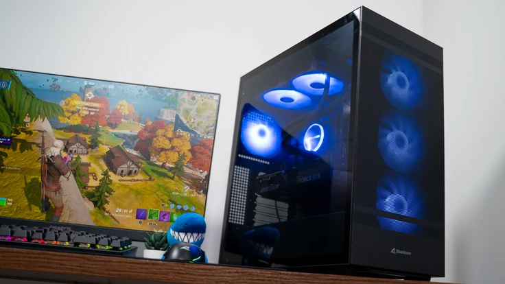 ALTERNATE Gamer Starter pc met blauwe ventilatoren naast gamingmonitor