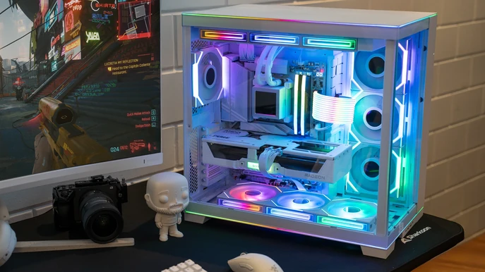 ALTERNATE Pure Lian Li pc in wit met volledige RGB-verlichting naast gamingmonitor