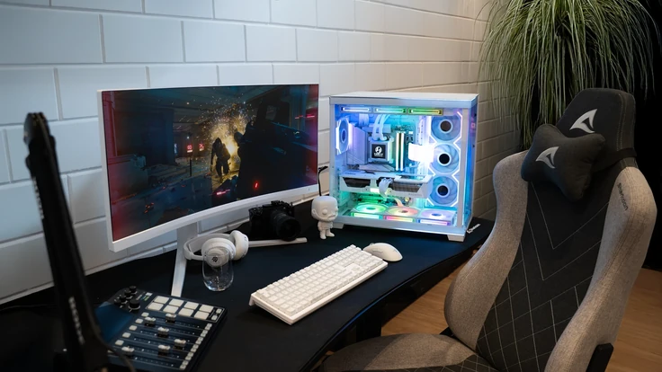 ALTERNATE Pure Lian Li gaming setup met curved monitor en gamingstoel