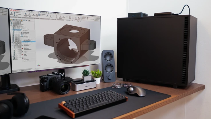 ALTERNATE Workstation CAD naast monitor met SolidWorks 3D-model