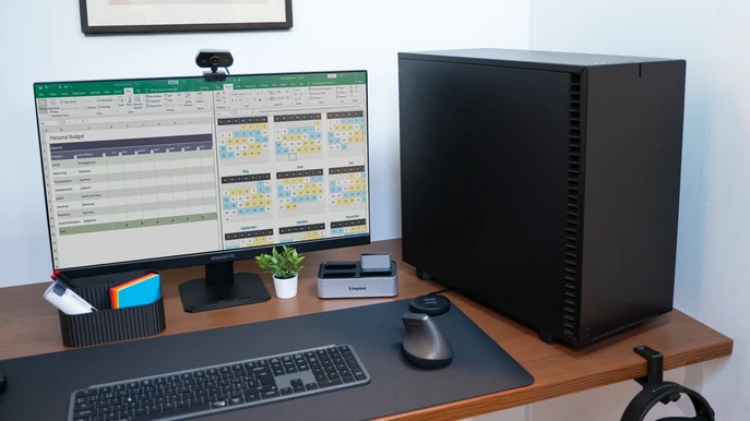ALTERNATE Workstation Pro op bureau met monitor, Excel-spreadsheets en webcam