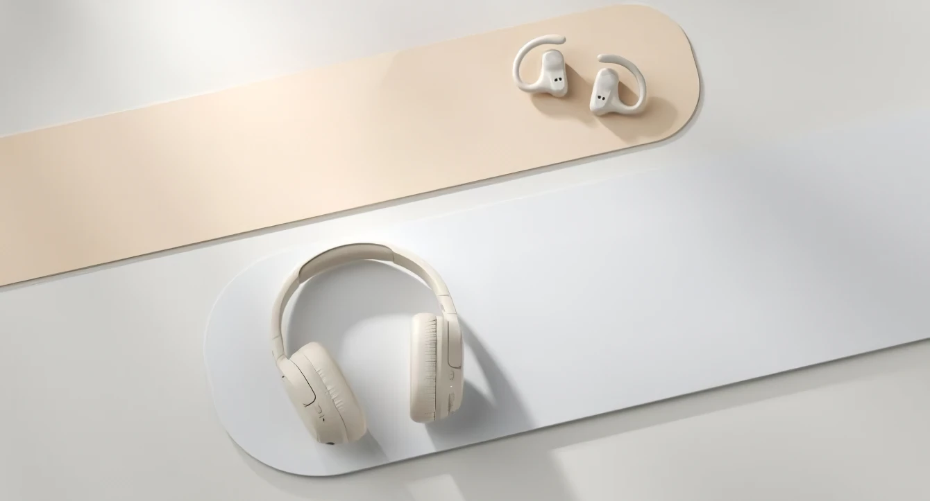 Vrouw met Belkin draadloze open-ear oortjes in een lichtgrijze jas