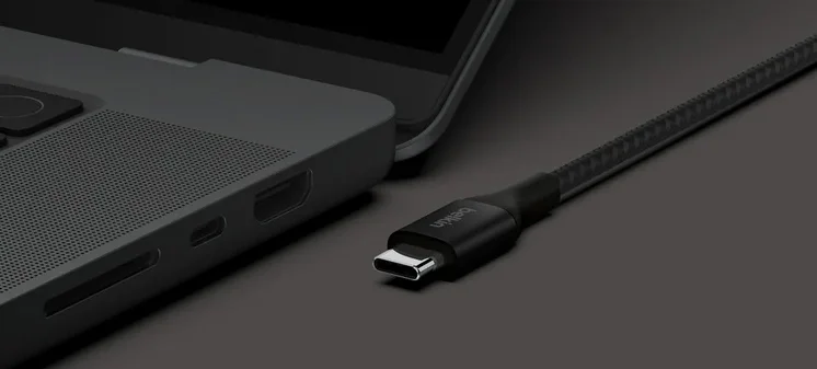 Belkin gevlochten zwarte USB-C kabel aangesloten op een grijze laptop