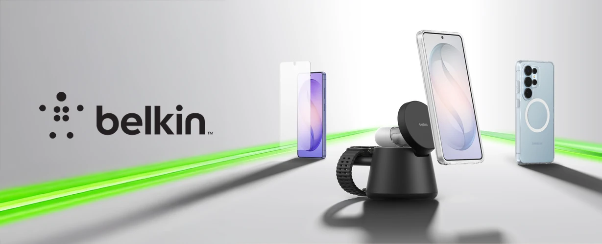 Belkin logo met draadloze hoofdtelefoon, zwarte powerbank en draadloze opladers op beige plateaus