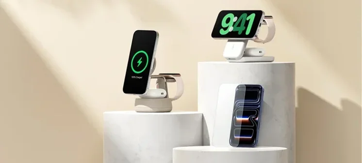 Belkin MagSafe draadloze opladers met iPhones en Apple Watch op marmeren sokkels in een beige setting