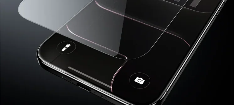 Close-up van Belkin screenprotector die op het scherm van een zwarte smartphone wordt aangebracht