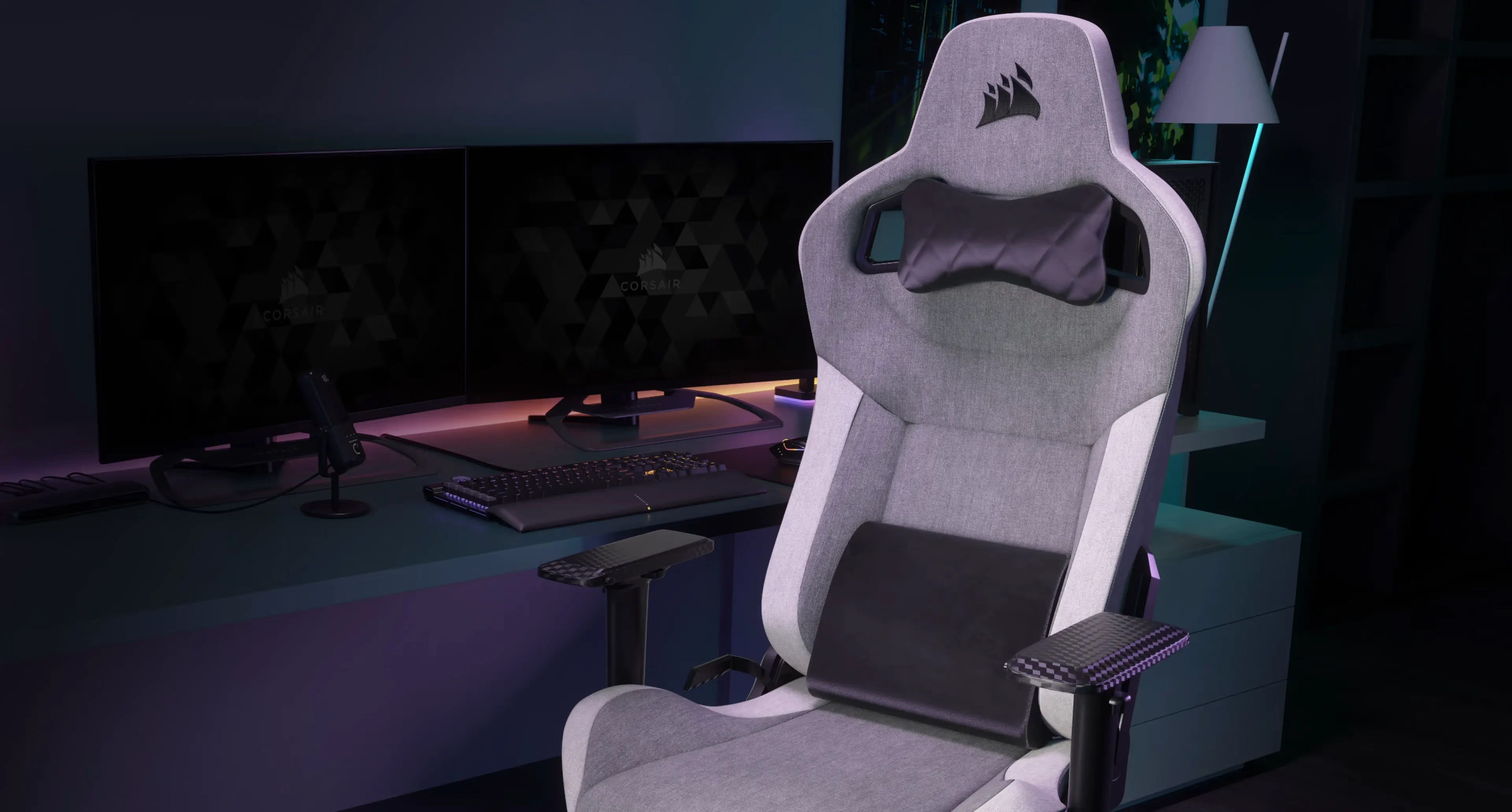 Corsair ergonomische gaming chair in grijs met lumbale ondersteuning in gaming setup