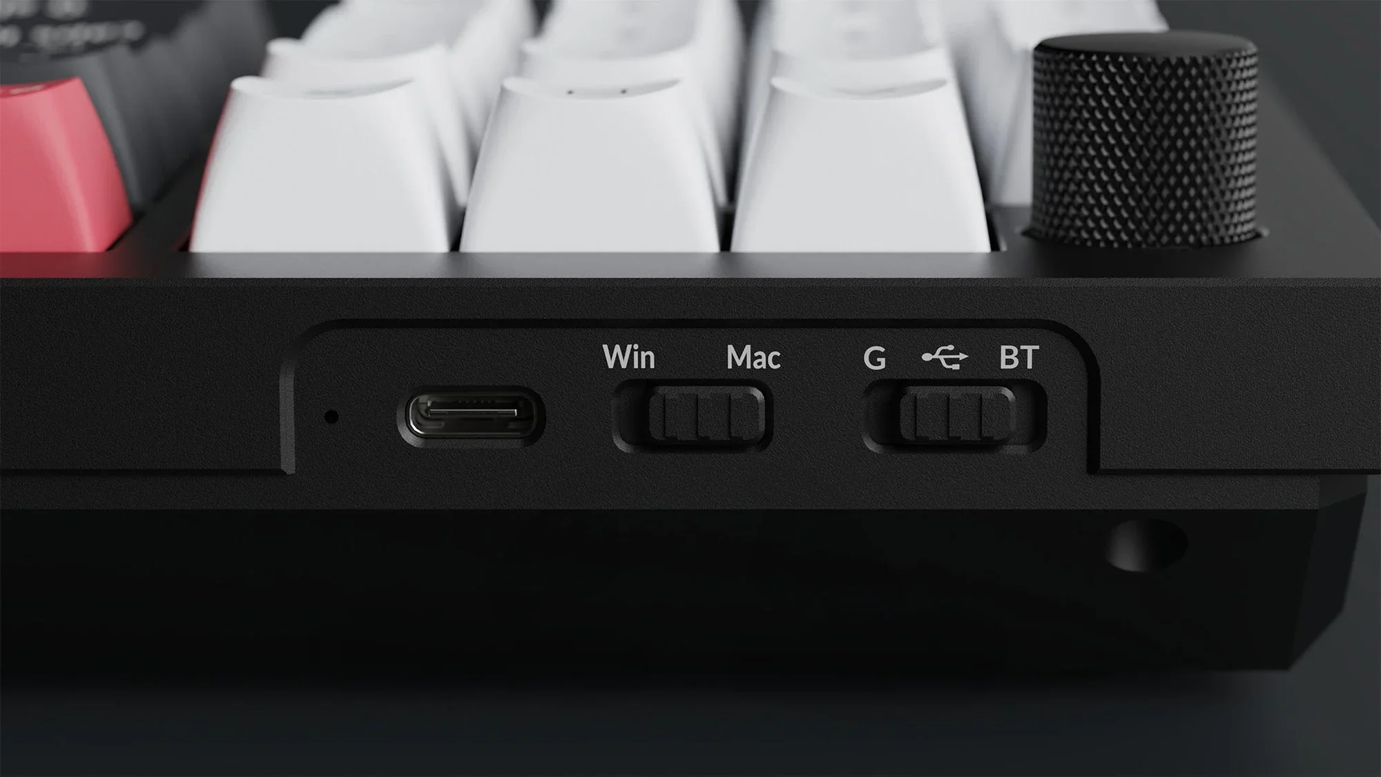 Zijaanzicht van Keychron zwart mechanisch toetsenbord met USB-C poort, Win/Mac schakelaar en draaiknop