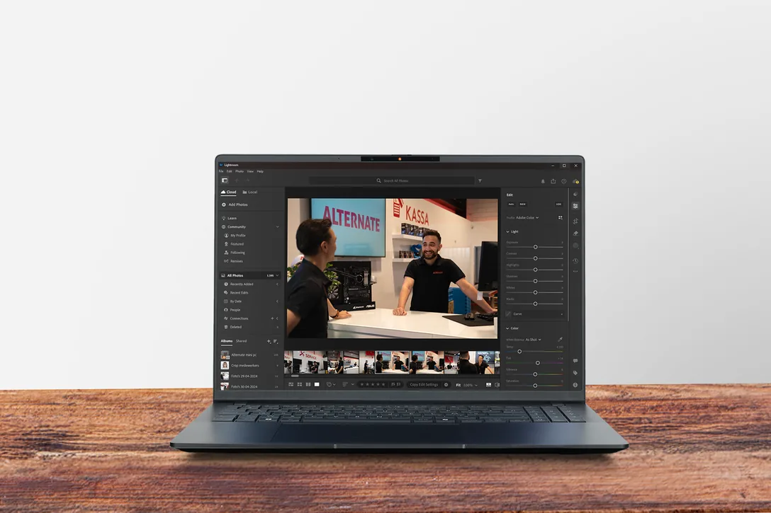 Laptop op een houten bureau met een foto in bewerking in Adobe Lightroom