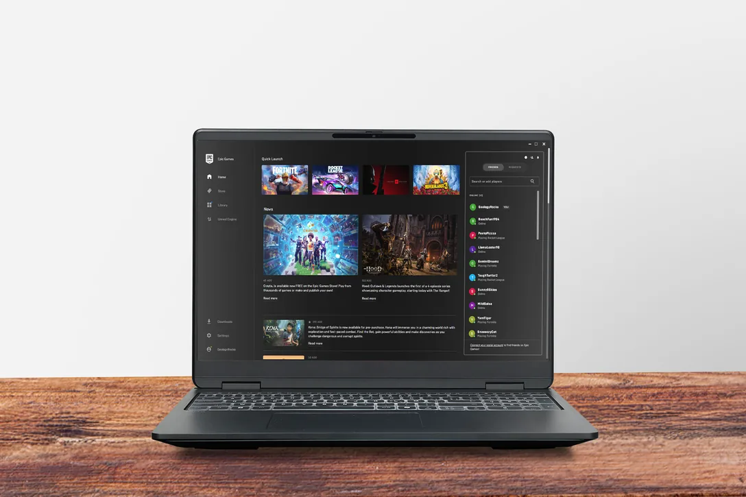 Laptop op een houten bureau met de Epic Games launcher en een rij games op het scherm