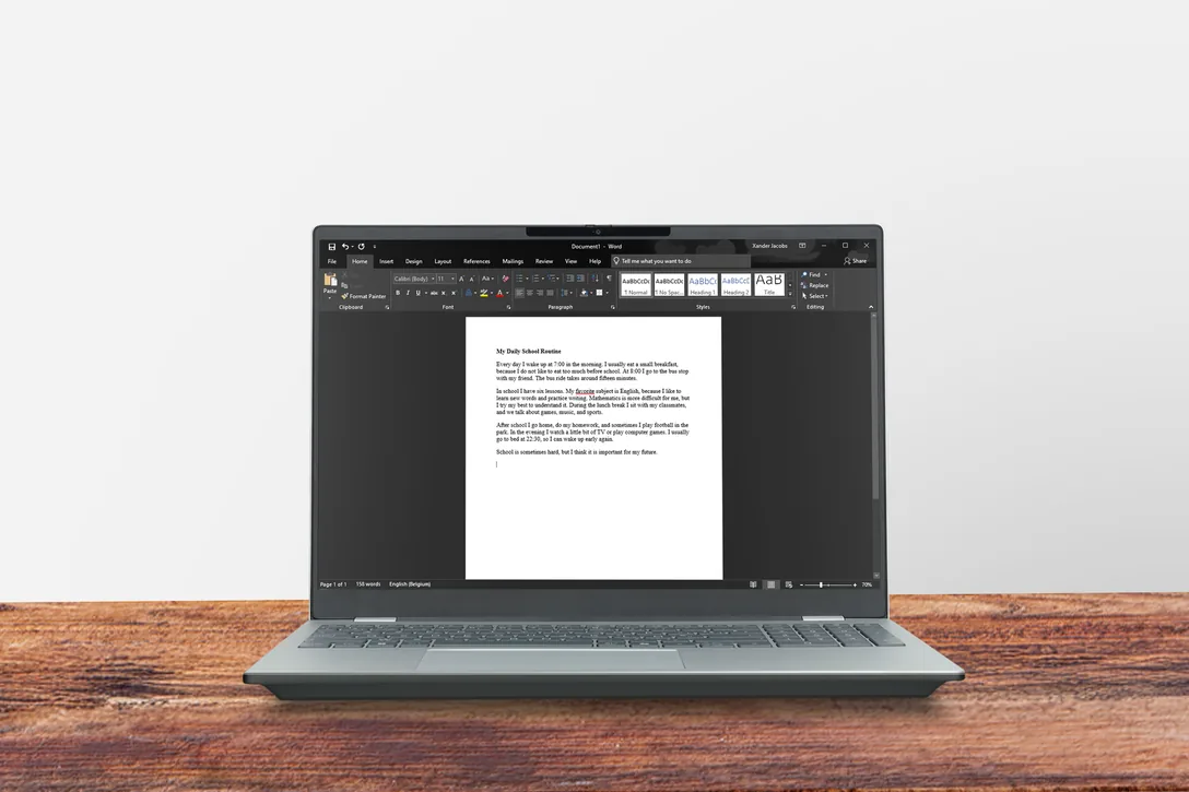 Laptop op een houten bureau met een schooltaak in Word op het scherm