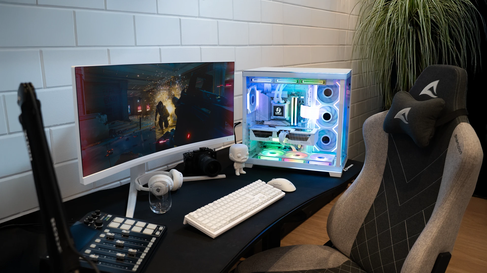 Witte high-end gaming pc met glazen behuizing en RGB-verlichting