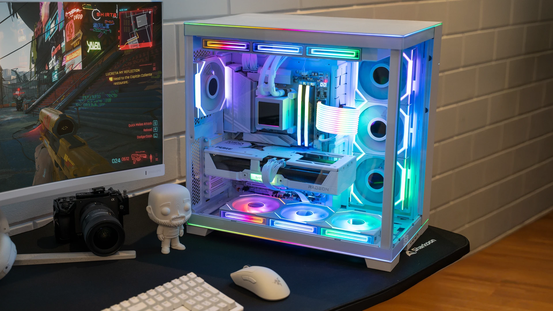 Witte gaming pc met RGB-verlichting in complete gaming setup