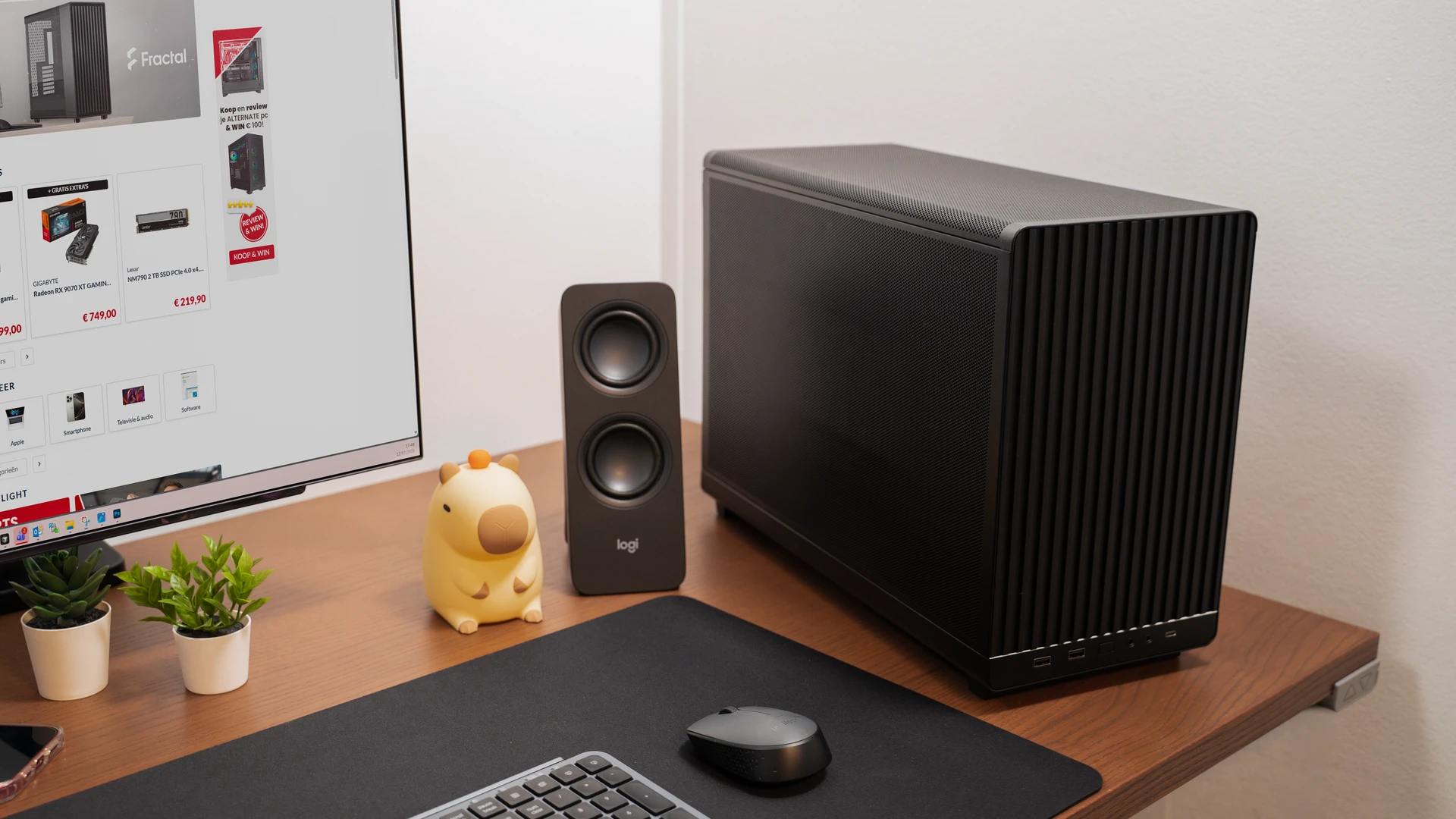 Compacte zwarte pc met houten frontpaneel op bureau