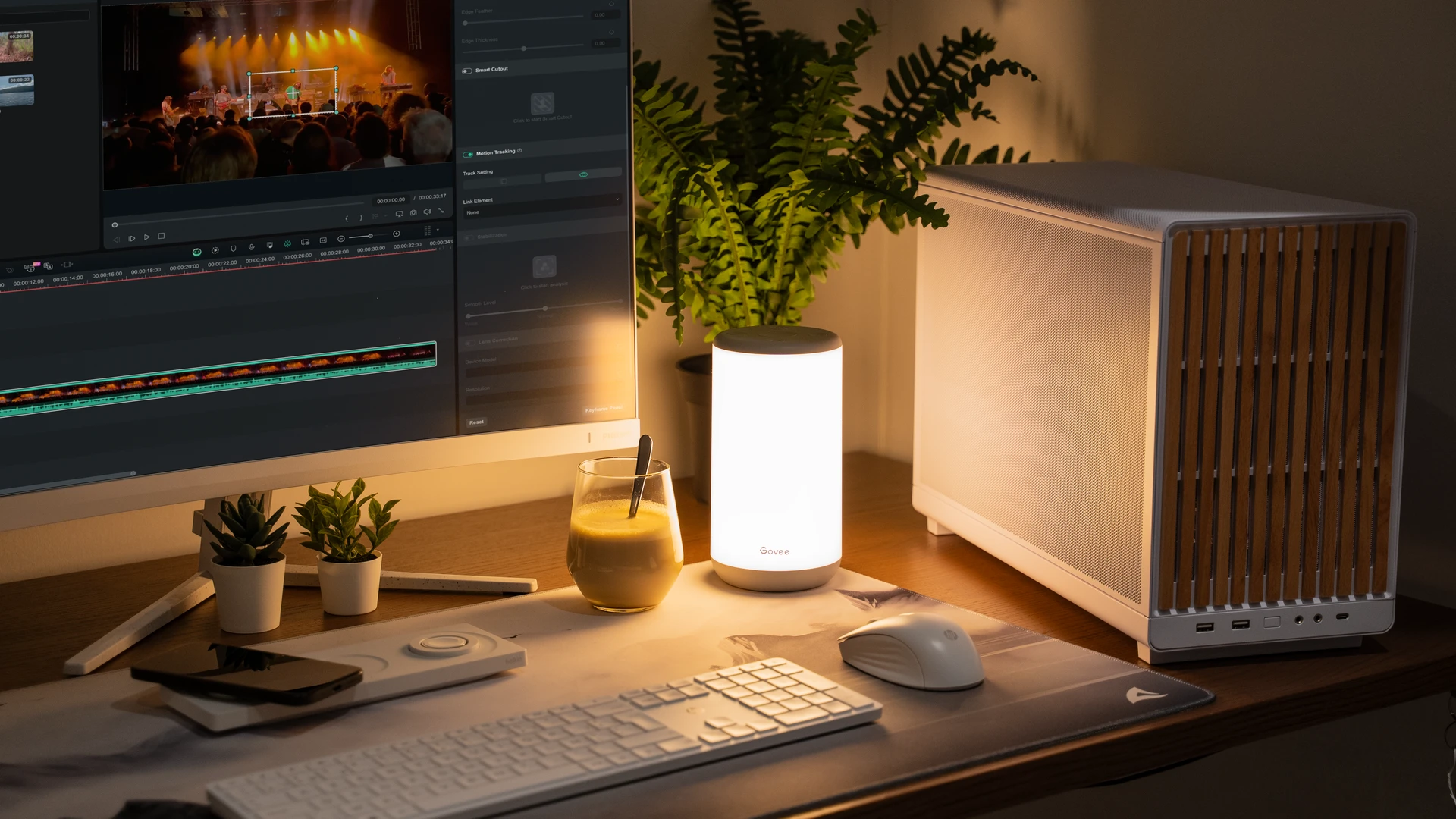 Zwarte gaming pc met drie blauwe frontventilatoren