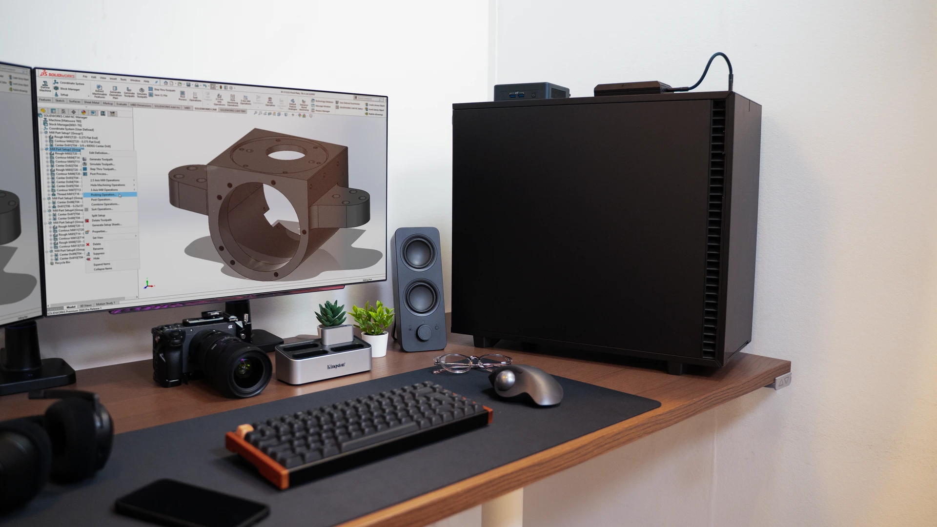 Zwarte gaming pc met drie blauwe frontventilatoren