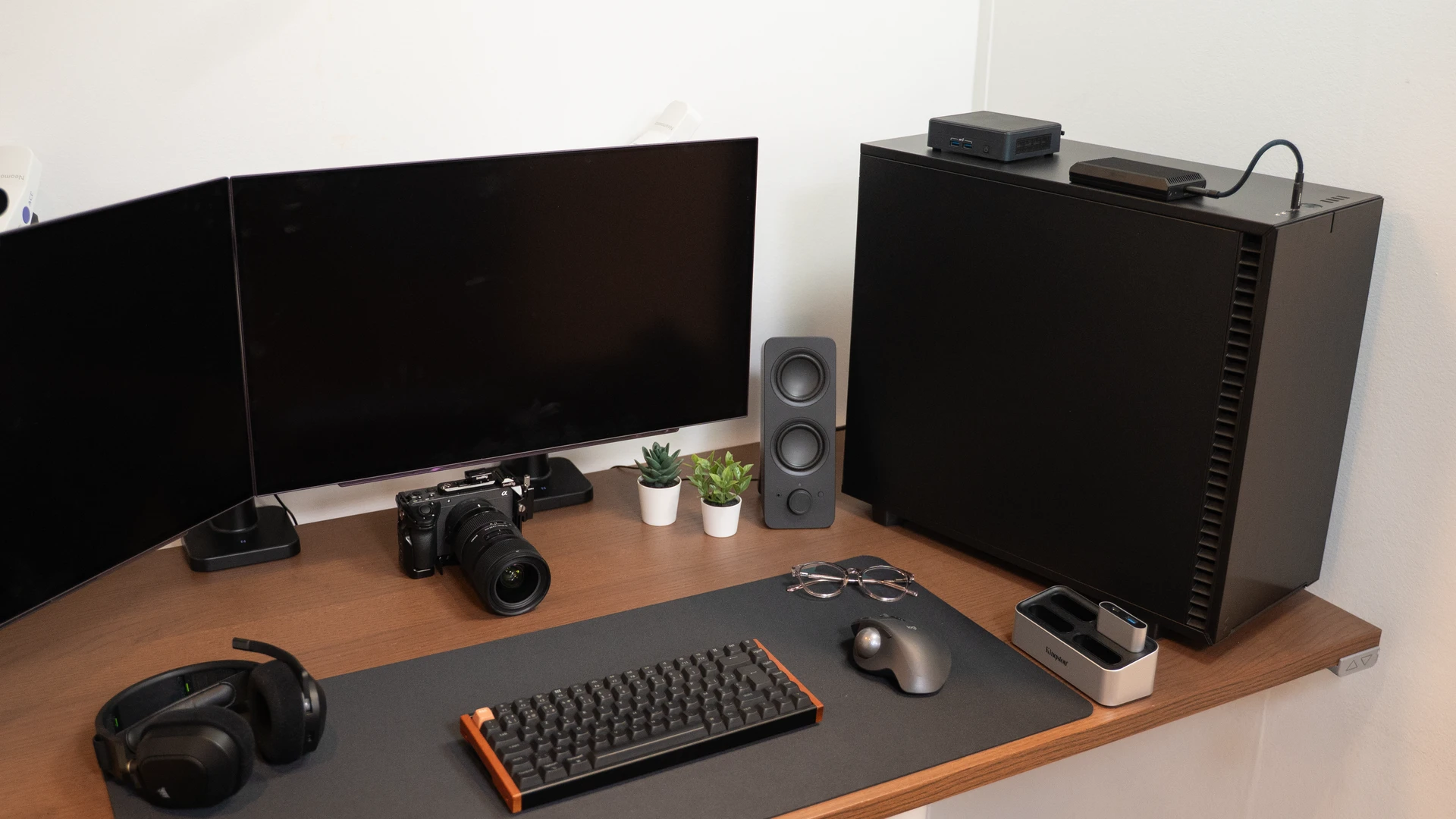 Zwarte gaming pc met blauwe RGB-ventilatoren op bureau