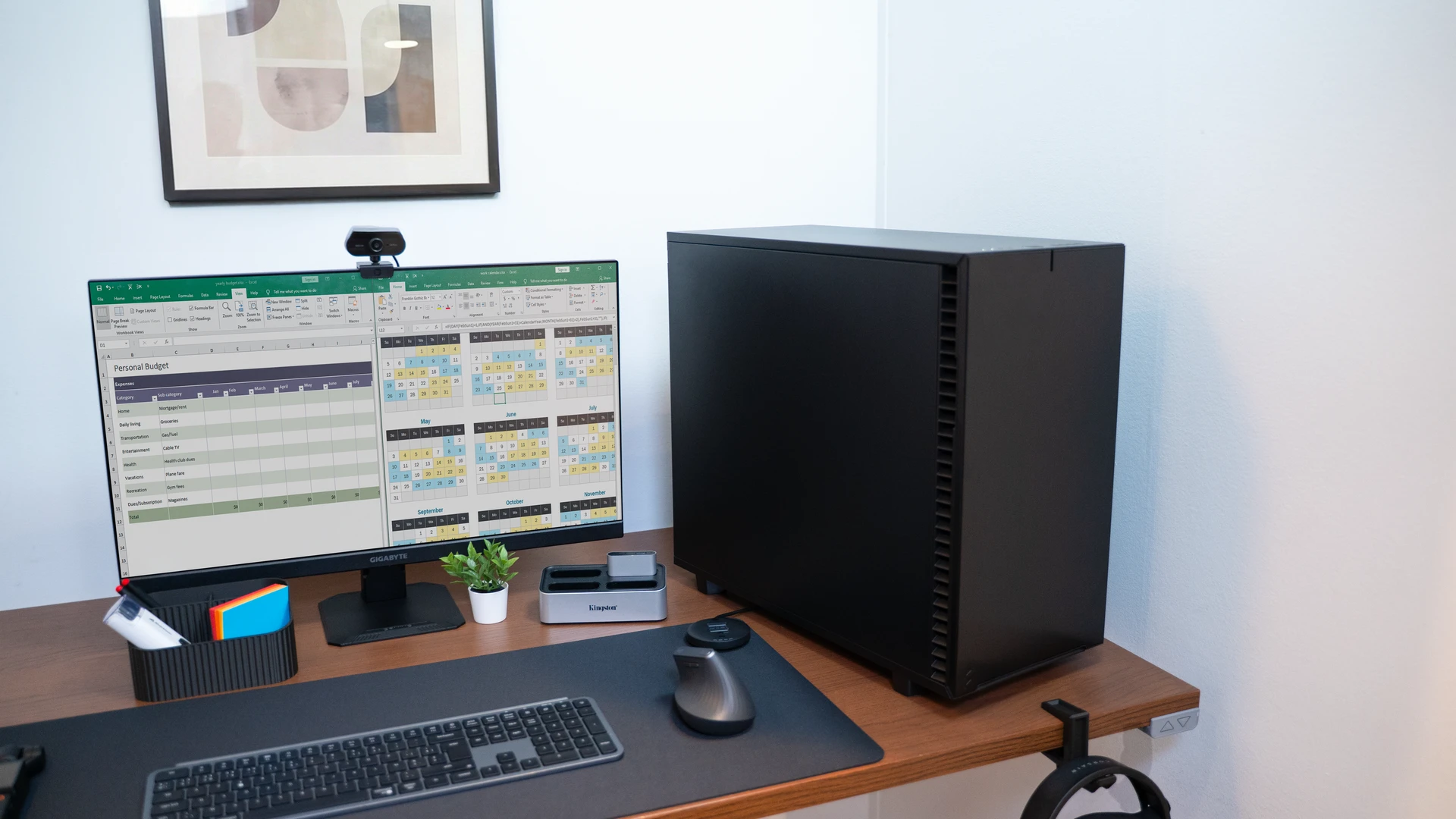 Compacte zwarte pc met houten frontpaneel op bureau