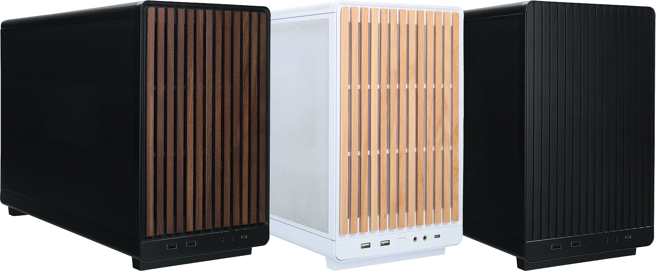 Drie compacte desktop pc's naast elkaar: links een zwarte behuizing met houten lattenfront, in het midden een witte met houten lattenfront en rechts een zwarte met volledig zwart geribbeld frontpaneel.
